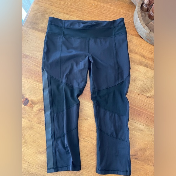 Lululemon crop mesh on bottom legging 8 - Picture 2 of 9